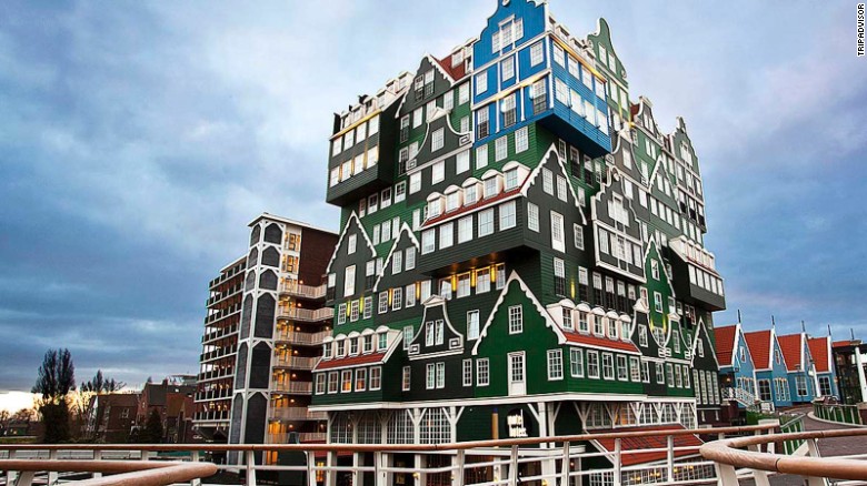 Khách sạn Inntel, Zaandam (Amsterdam) - Mới nhìn qua giống như được làm nên bởi những ngôi nhà chồng chất lên nhau. Kiến trúc này lấy cảm hứng từ nhà cổ Zaan. Khách sạn nằm gần ga tàu Zaandam, cách trung tâm thành phố Amsterdam chỉ 12 phút đi đường.